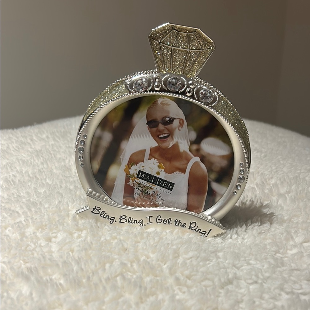 Malden Silver Ring-Shaped Photo Frame